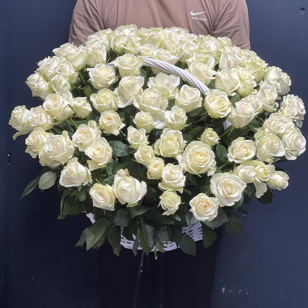 🌹101 БЕЛАЯ РОЗА СОРТА АВАЛАНЧ В ПЛЕТЕНОЙ КОРЗИНЕ🌹