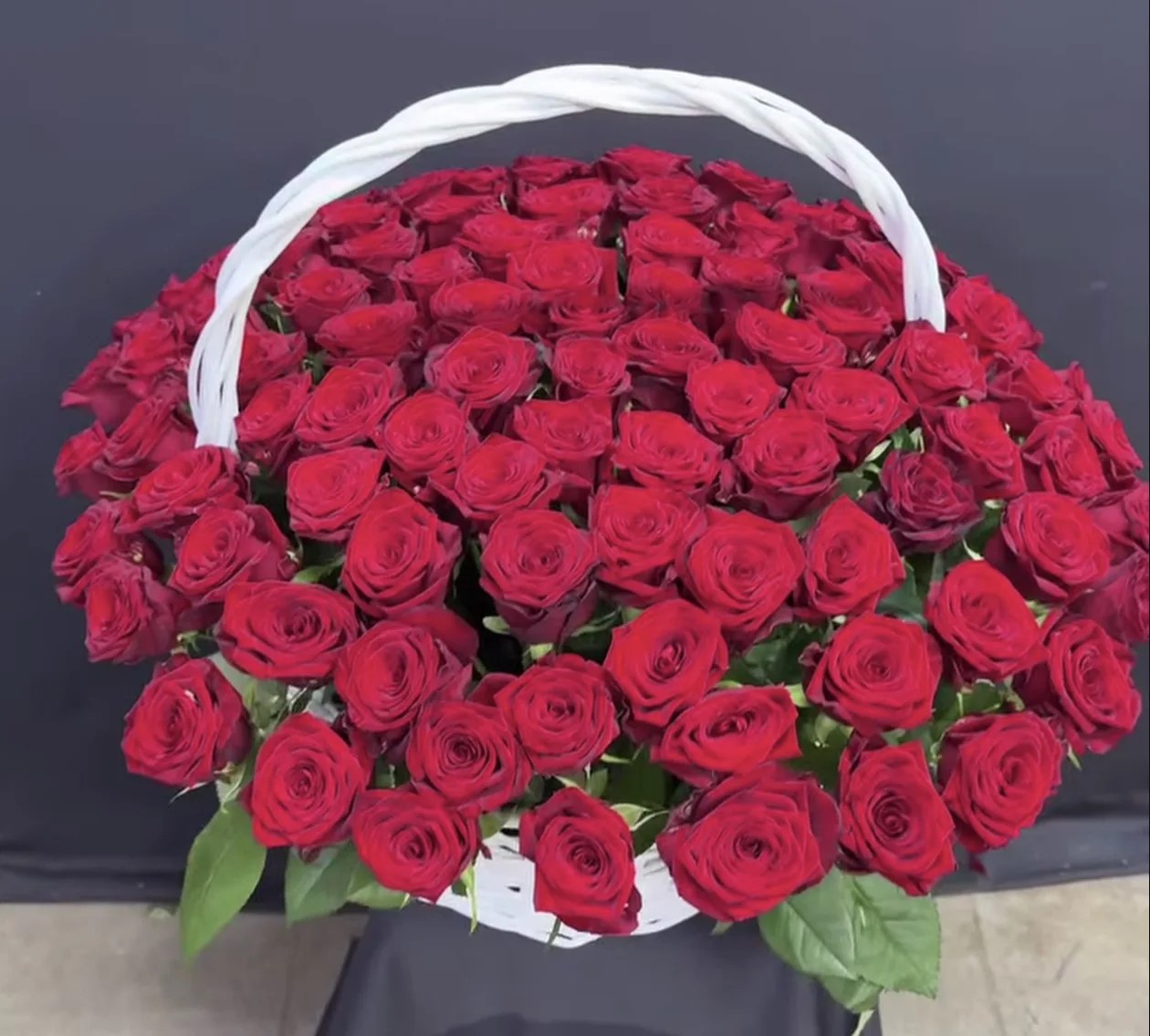 🌹КОМПОЗИЦИЯ ИЗ 101 КРУПНОЙ КРАСНОЙ РОЗЫ В КОРЗИНЕ🌹