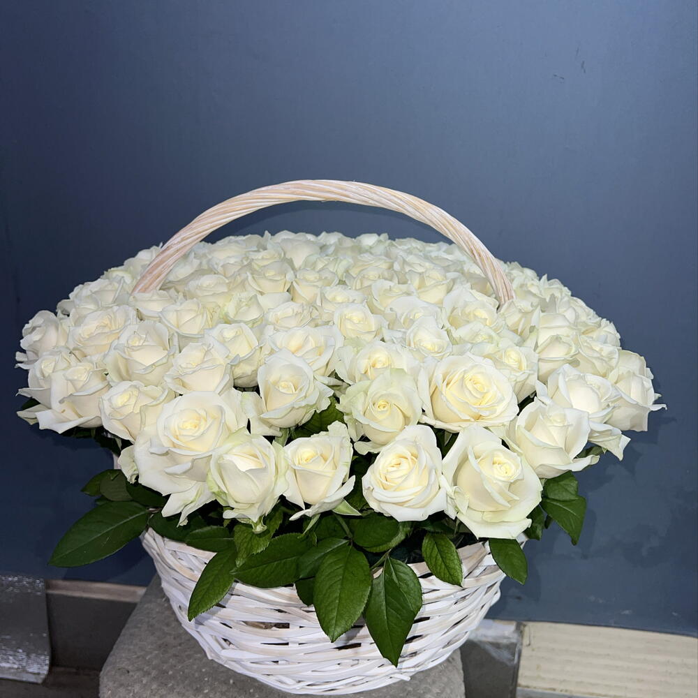 🌹101 БЕЛАЯ РОЗА АВАЛАНЖ В ПЛЕТЕНОЙ КОРЗИНЕ🌹