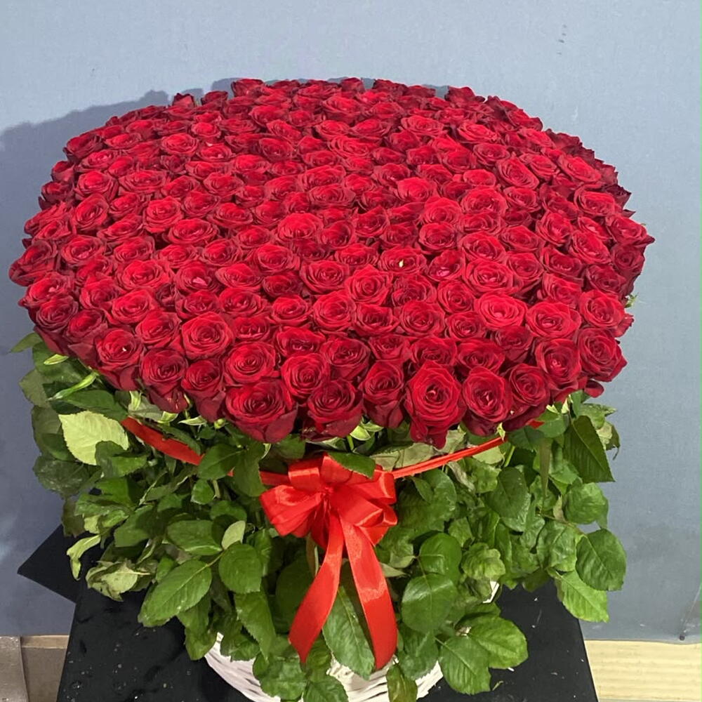 🌹«ИМПЕРСКАЯ РОСКОШЬ»: КОМПОЗИЦИЯ ИЗ 201 КРАСНОЙ РОЗЫ В ПЛЕТЕНОЙ КОРЗИНЕ🌹