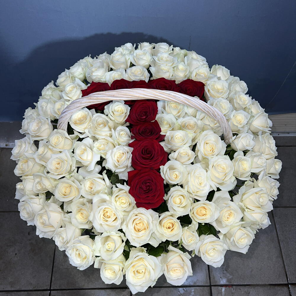 🌹151 БЕЛАЯ РОЗА В ПЛЕТЕНОЙ КОРЗИНЕ С ЛЮБОЙ БУКВОЙ🌹